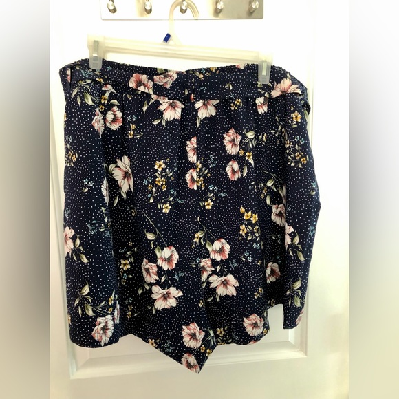 Torrid sz 4 tie front stretch crepe shorts NWT - Picture 9 of 9